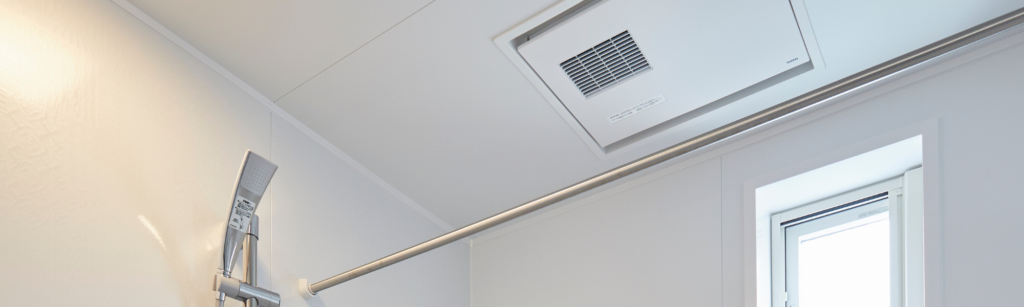 浴室換気乾燥機とランドリーパイプを完備したユニットバス。カビ抑制と効率的な衣類乾燥を両立する、機能的なバスルーム設備。