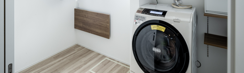 乾燥機能も備えたドラム式洗濯機が設置されているランドリールーム。